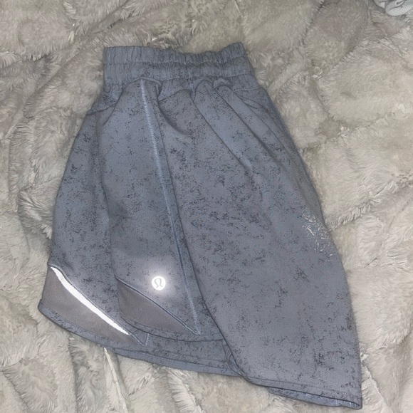 lululemon size 8 hotty hot low rise blue speckled shorts. - Picture 4 of 6